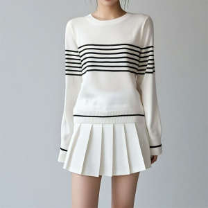Cô gái mặc áo len cổ tròn nữ công sở phối chân váy